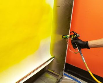 окрашивание желтой краской краскопультом Вагнер